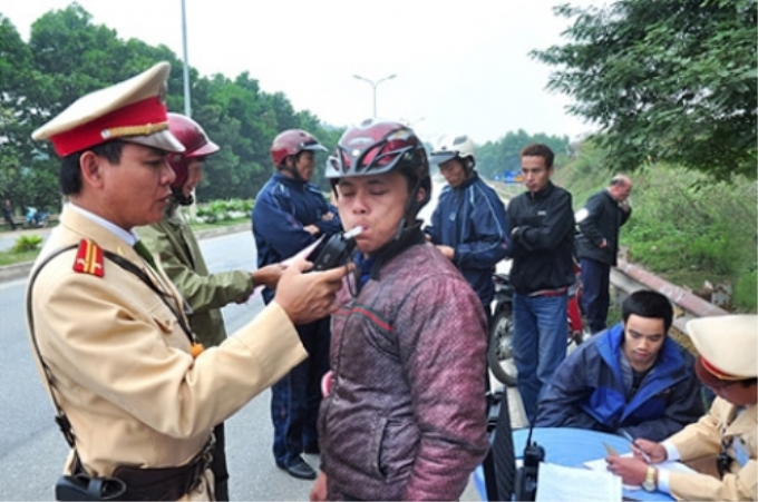 Ðội Tuần tra, kiểm soát giao thông đường bộ (Phòng CSGT Công an tỉnh Tuyên Quang)  kiểm tra nồng độ cồn người điều khiển phương tiện tham gia giao thông trên quốc lộ 2.  Ảnh: PHAN ANH